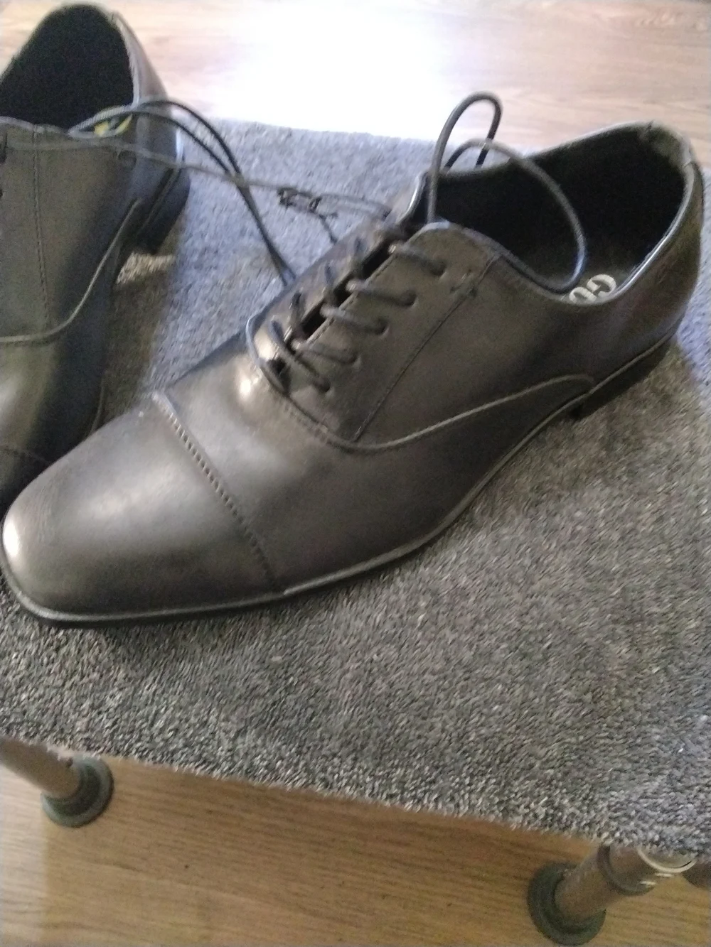 GUESS Black Men’s Cap-Toe Leather Oxfords
